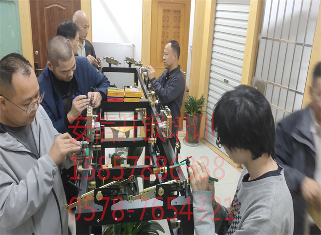 重庆开锁学员学开锁中