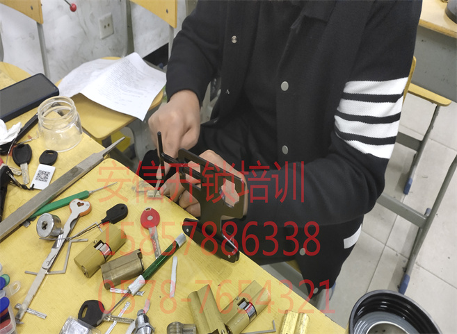 重庆开锁学校学员练习中